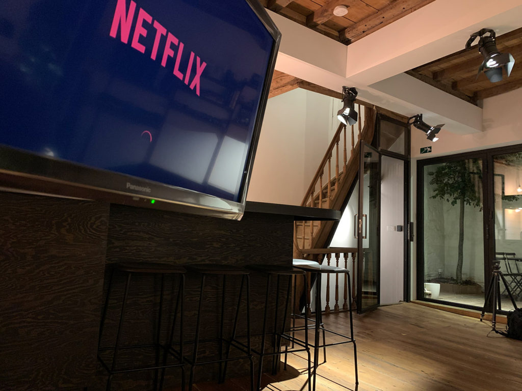 tv met Netflix op eerste verdieping